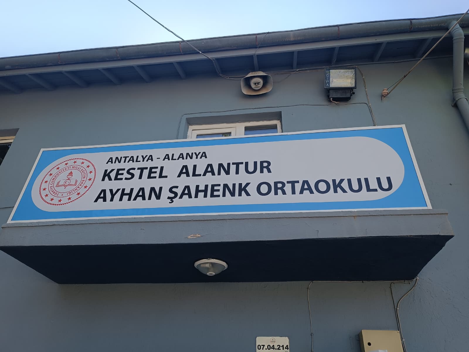 DİM-DER’den Eğitime Tam Destek: Alantur Ayhan Şahenk Ortaokulu’nun İç Kapıları Yenilendi